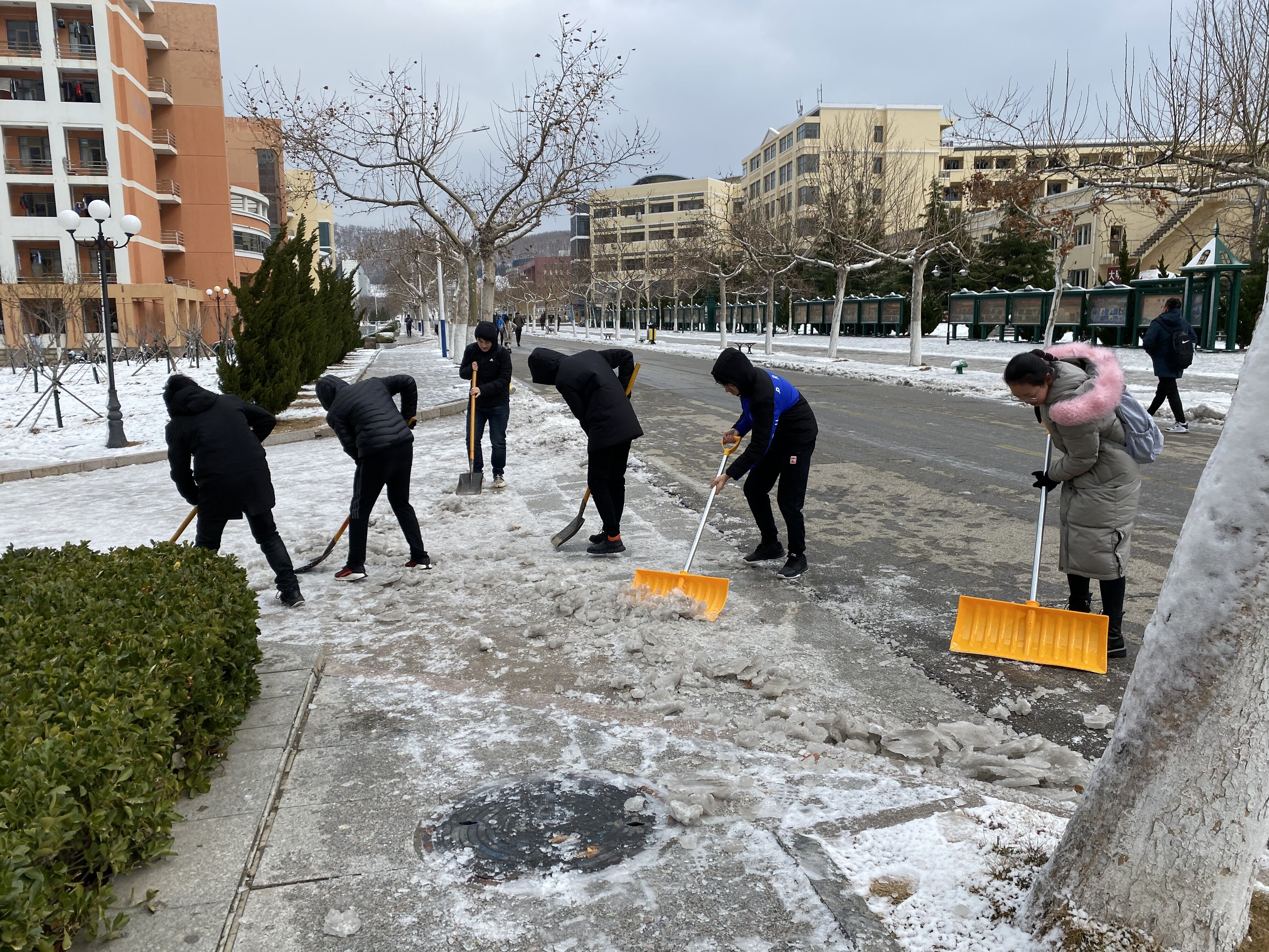 【汽车·志愿服务】汽车学院开展小红帽冬季扫雪除冰活动